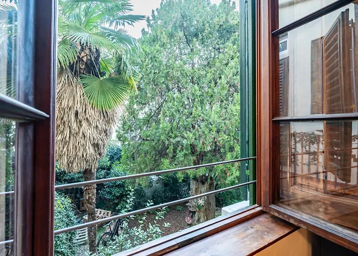 Guesthost - Il Covo Di Camillo - And Charming *